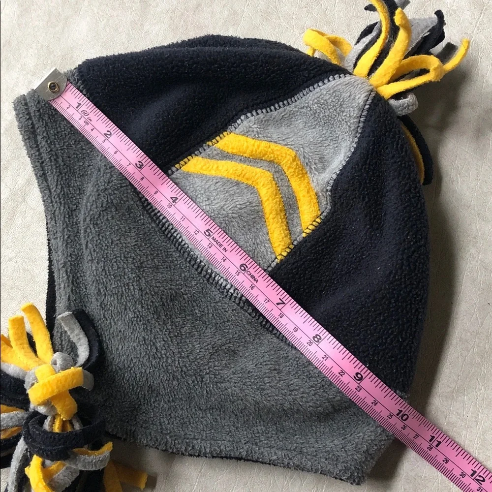 GAP Kids Beanie Style Winter Sports Reversible Fleece Hat + Pom-Pom Size 4-16